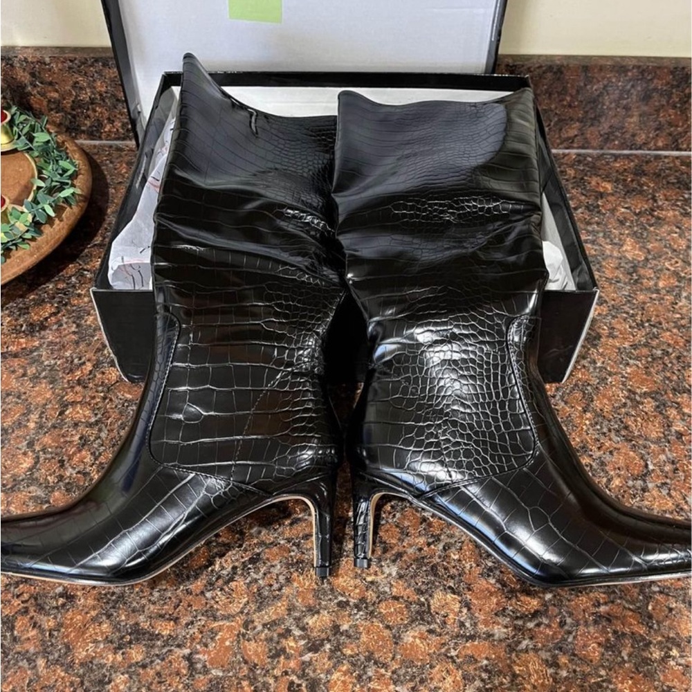 Tall black boot, kitten heel, size 6.5 - Picture 2 of 5